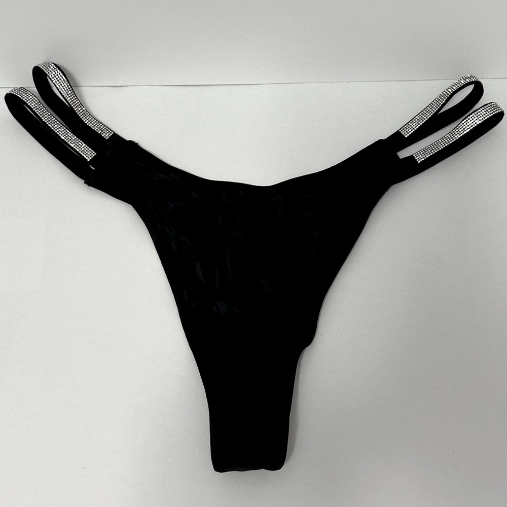 Victoria’s Secret Very Sexy Double Shine Strap Smooth Thong Panty. 🖤